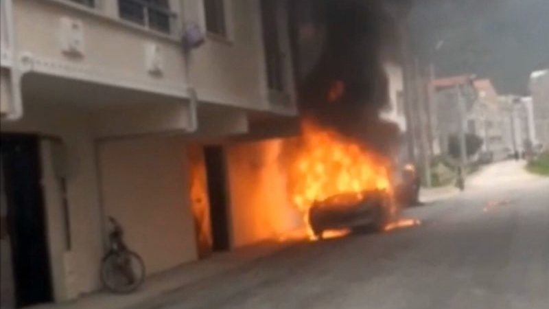 Bursa’da park halindeki otomobil alev alev yandı. İtfaiye ekiplerinin müdahalesiyle