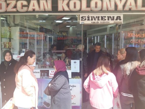 M.K.Paşa’da kuyruk oluştu… Satışlar patladı… Bursa'nın Mustafakemalpaşa ilçesinde kolonyacıların önünde uzun kuyruklar oluştu.