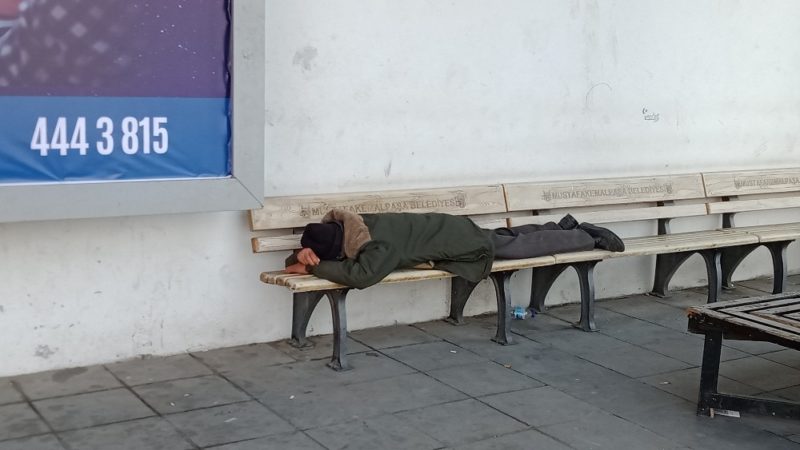 Polis sokakta 65 yaş üstü vatandaş ararken, meydanda sızan 70 yaşındaki adamı buldu İçişleri Bakanlığı’nın korona virüs tedbirleri kapsamında 65 yaş ve üzerindeki