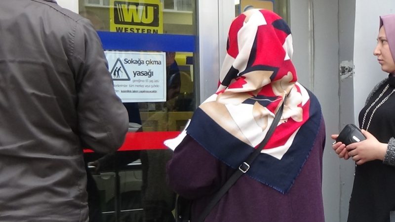 Bursa’nın İnegöl ilçesinde, PTT Müdürlüğü, aradaki mesafeyi korumak için gişe