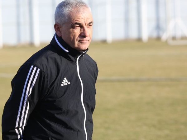 Çalımbay önerdi; Maçlar Antalya’da oynansın… DG Sivasspor’un tecrübeli teknik direktörü Rıza Çalımbay, ligin Antalya’da oynanıp
