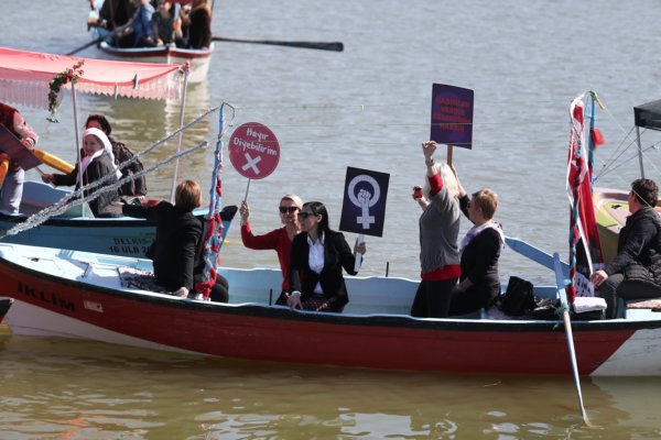 Bursalı kadınlar; Sandala binerek eylem yaptılar… Bursalı kadınlar; Sandala binerek eylem yaptılar…