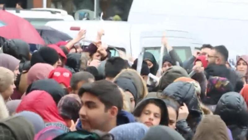 Koronavirüs uyarılarını dinlemediler! İzdiham çıktı