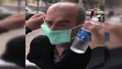 Bir utanç videosu daha! Yaşlı adamı zorla durdurup, başına kolonya döktüler