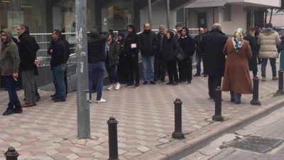 Banka önünde corona virüs kuyruğu! Tek tek alınınca…