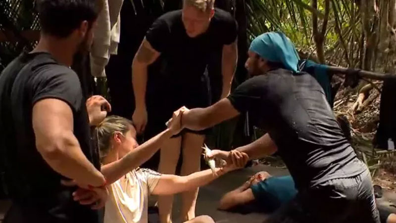 Survivor’da ilginç şakalaşma: Öp bir kere! Survivor’da ilginç şakalaşma: Öp bir kere!