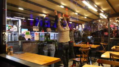 20 metreden restoranın tentesine düştü! Dakikalarca böyle tuttular