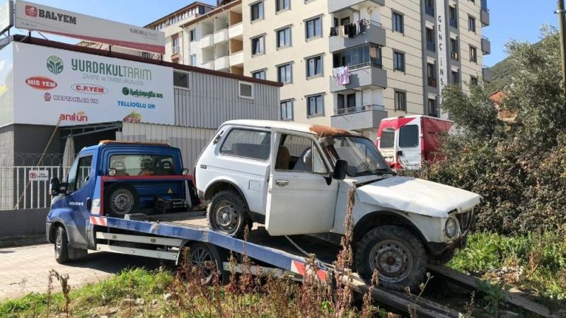Terk edilmiş hurda araçlar kaldırılıyor