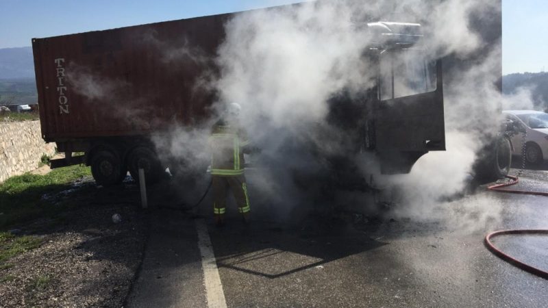 Bursa’da hareket halindeki TIR alev aldı. Kupa kısmı yanan TIR