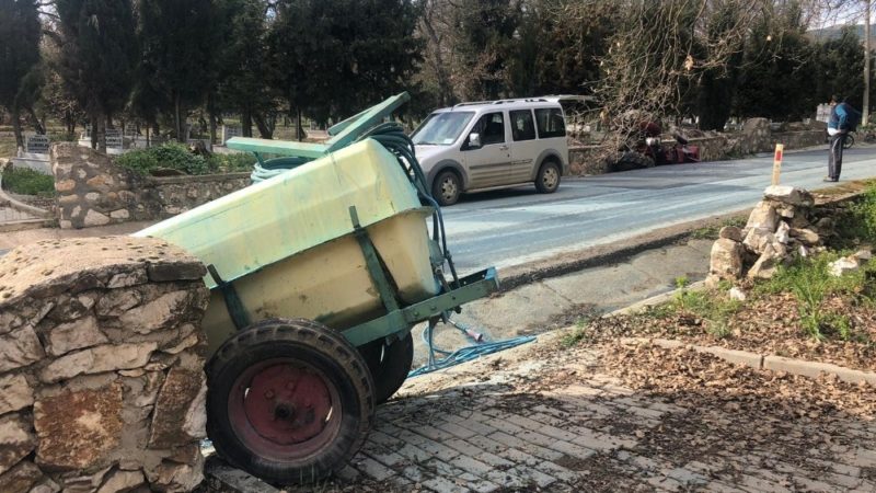 Bursa’da traktör kazası Bursa'nın Orhangazi ilçesinde, yokuş aşağı inen bir traktör vitesten çıkarak