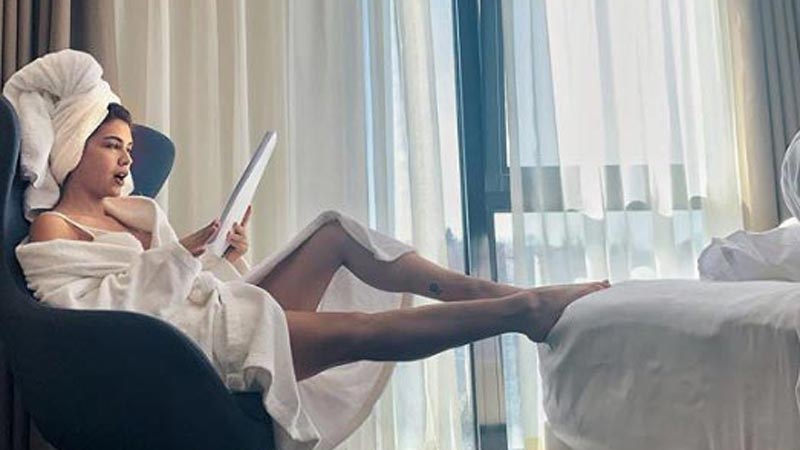 Güzel oyuncu bornozlu pozuyla hayranlarının ateşini yükseltti Güzel oyuncu bornozlu pozuyla hayranlarının ateşini yükseltti