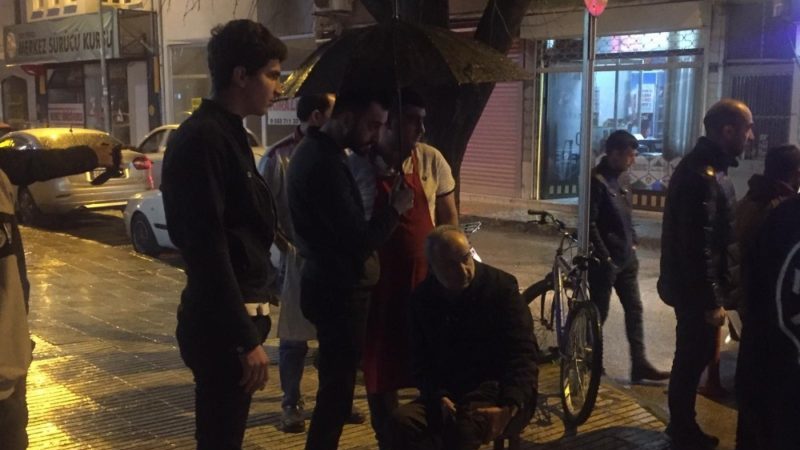 Yaralı bisiklet sürücüsüne şemsiyeli koruma