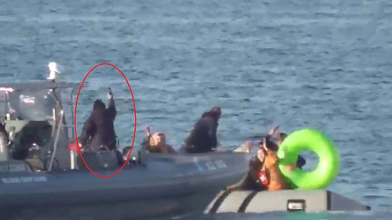 Dehşet anları kamerada! Mülteci botunu batırmaya çalıştılar