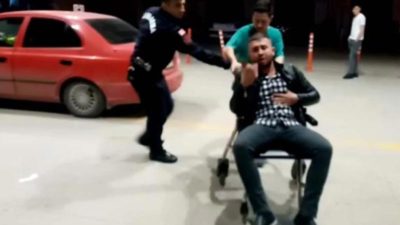 Kalp krizi geçiren sürücüyü, polis aracına binip hastaneye götürdü