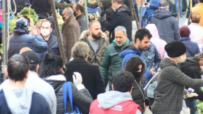 Pazarda dikkat çeken kalabalık