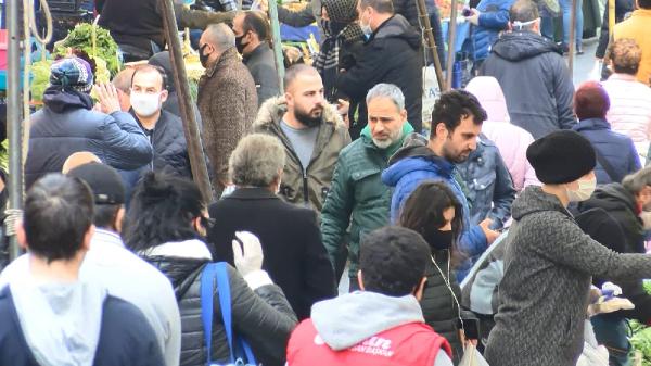 Pazarda dikkat çeken kalabalık Pazarda dikkat çeken kalabalık