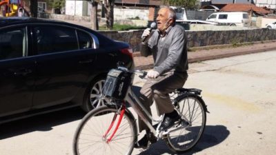 Sokak sokak gezip ‘evde kal’ çağrısı yapıyor