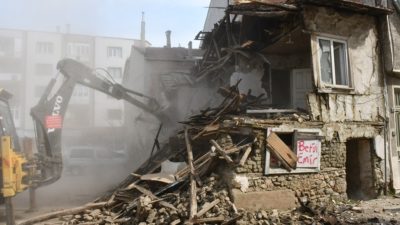 Tehlike arz eden metruk binaların yıkımı devam ediyor