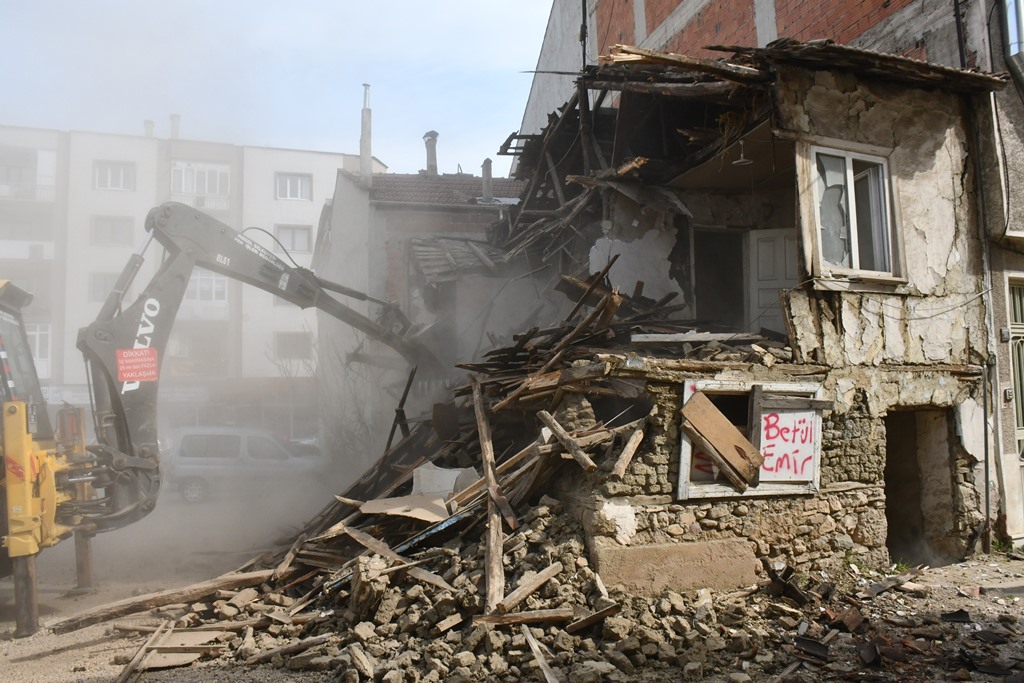 Tehlike arz eden metruk binaların yıkımı devam ediyor