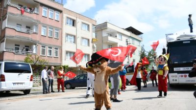 23 Nisan coşkusu balkonlara taşındı