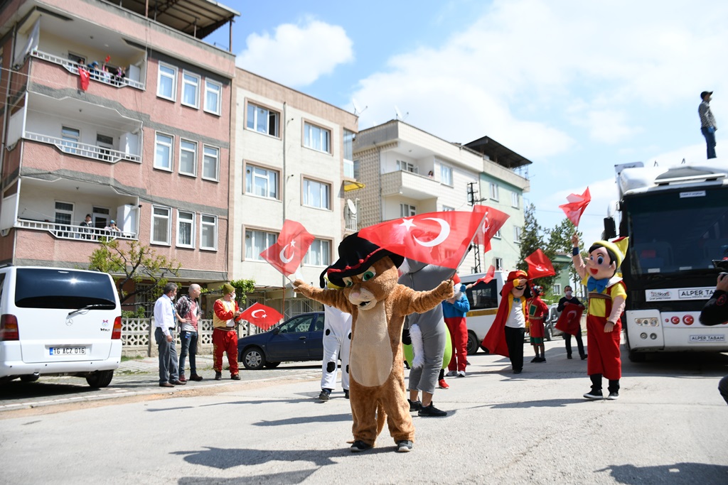 23 Nisan coşkusu balkonlara taşındı
