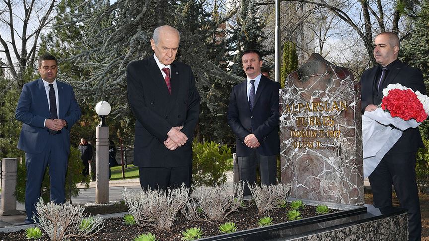Bahçeli, Alparslan Türkeş’in anıt mezarını ziyaret etti