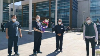 Koronavirüsü yenip, bıraktığı notla duygulandırdığı sağlıkçıları ziyaret etti