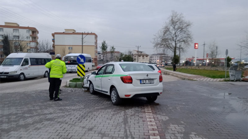 Bursa’da trafik kazası: 2 yaralı Bursa'nın Mustafakemalpaşa ilçesinde meydana gelen trafik kazasında 2 kişi yaralandı.