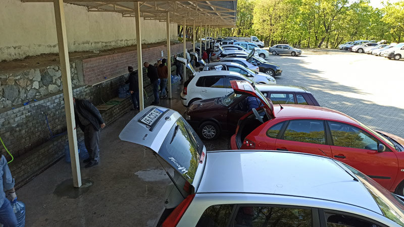 Bursalılar oraya akın etti! Saatlerce sırada beklediler Bursa’da Uludağ’ın eteklerindeki memba suyu tesislerine damacanalarıyla akın eden vatandaşlar