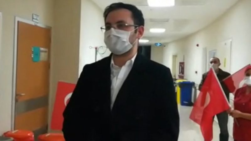 Yeni tip koronavirüse (Kovid-19) yakalanan ve tedavisinin ardından testleri negatif