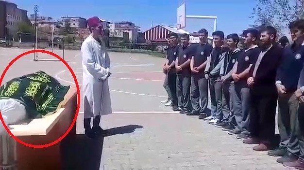 Kahreden görüntü! 17 yaşındaki gencin cenaze provası gerçek oldu