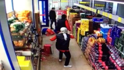 Maskesiz müşteri, kendisine maske verilmeyince ortalığı birbirine kattı