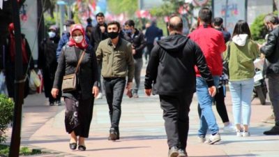 Termometrelerin 20 dereceyi gösterdiği kentte vatandaşlar sokaklara akın etti