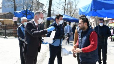 Başkan Taban ve Kaymakam Görücü maske dağıttı