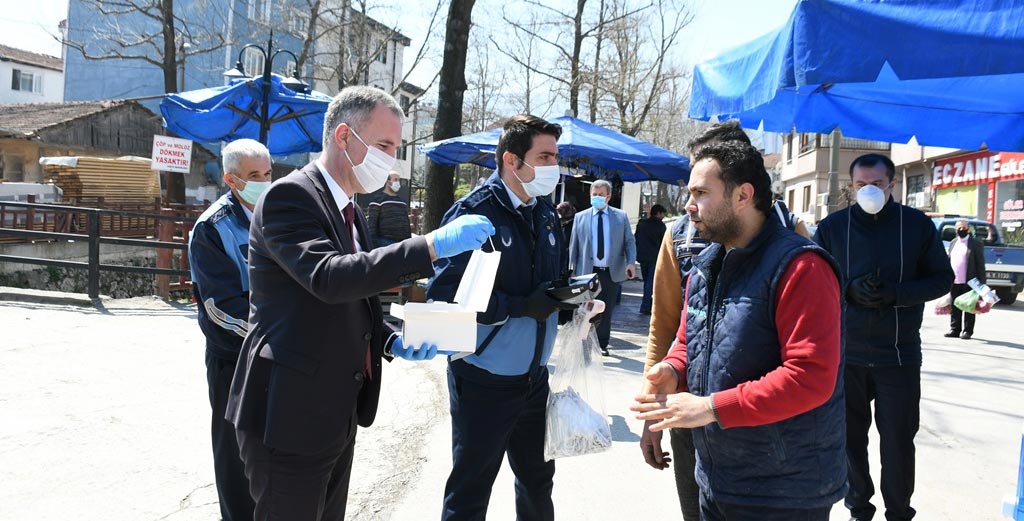 Başkan Taban ve Kaymakam Görücü maske dağıttı Başkan Taban ve Kaymakam Görücü maske dağıttı