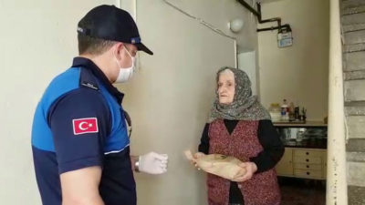 Zabıta ekipleri Hanife Teyze’yi duygulandırdı