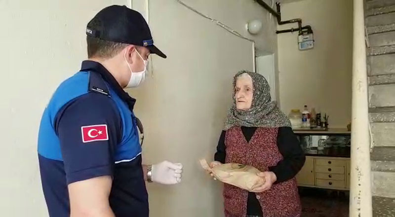 Zabıta ekipleri Hanife Teyze’yi duygulandırdı