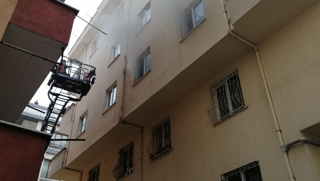 5 katlı binada yangın: Mahsur kalan 10 kişi kurtarıldı