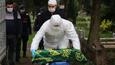 Günün en acı karesi! Annesinin yanına defnedildi