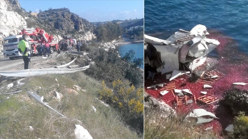 Domates yüklü TIR denize düştü