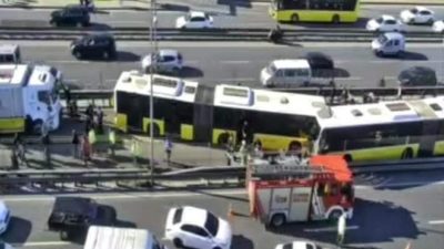 İstanbul’da iki metrobüs çarpıştı