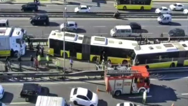 İstanbul’da iki metrobüs çarpıştı