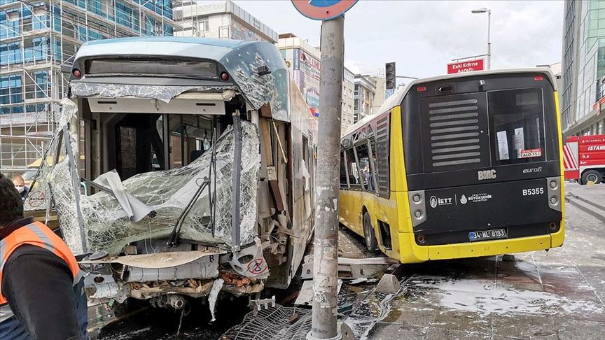 İstanbul’da tramvay ile otobüs çarpıştı