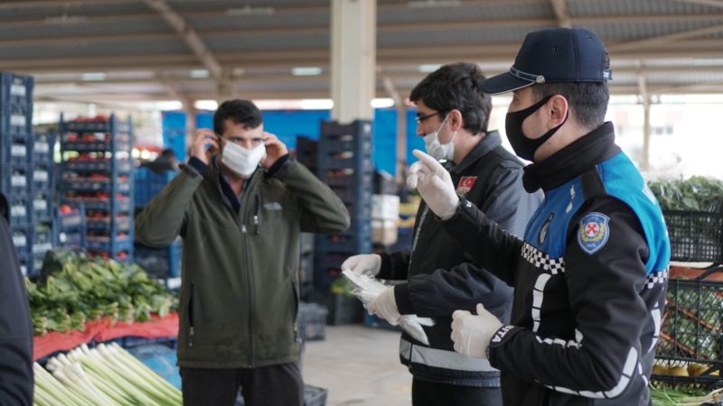 Zabıtalardan pazarda ‘tedbir’ denetimi İçişleri Bakanlığının genelgesiyle pazarlara getirilen tedbirlerin uygulaması zabıta tarafından kontrol
