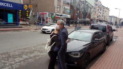 Koronavirüsünden kurtuldu, ağlayarak eşine sarıldı