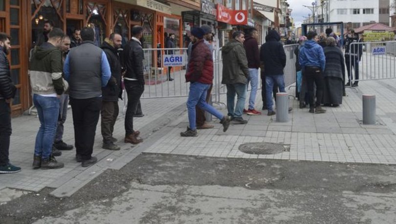 Caddeye girmek için kuyrukta beklediler
