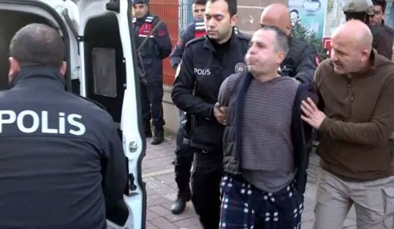 İğrenç olay! ‘Koronavirüslüyüm’ diyerek tükürdü İğrenç olay! ‘Koronavirüslüyüm’ diyerek tükürdü