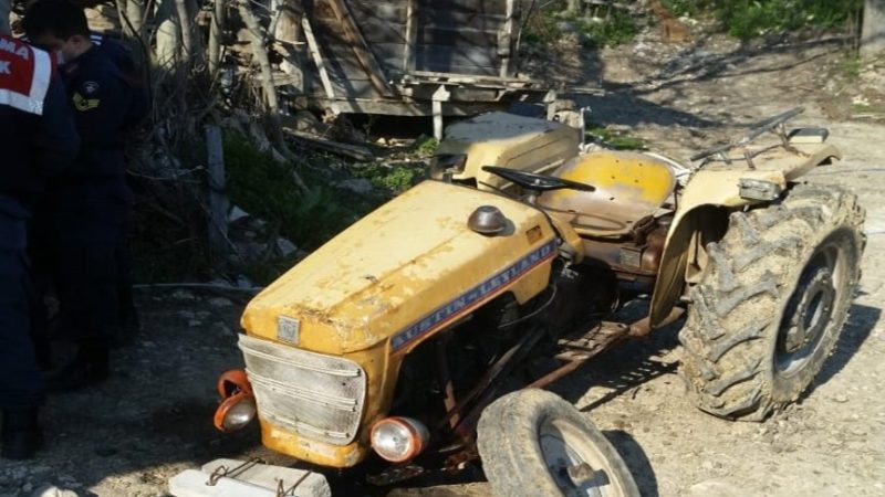 Bursa’nın Mustafakemalpaşa ilçesinde arızalı olan traktörünü yamaç aşağı çalıştırmaya çalışan