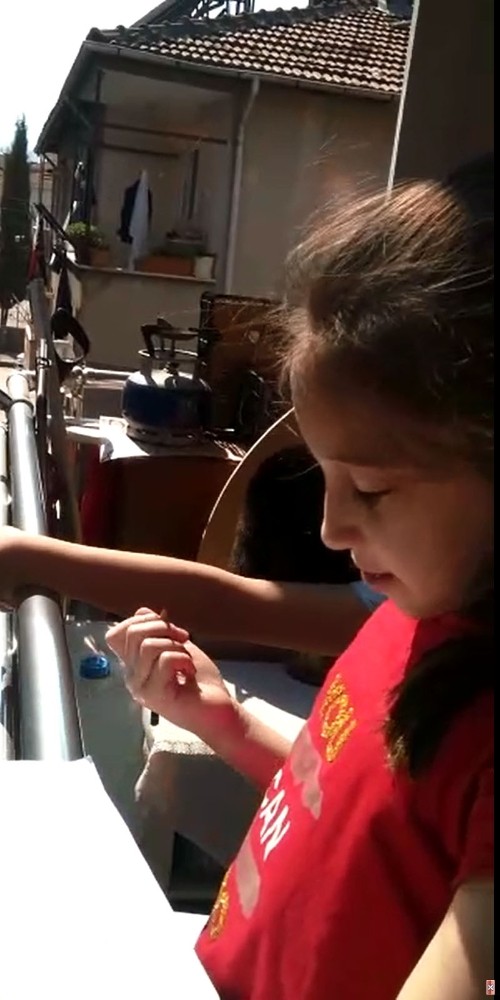 Balkondan balkona ‘isim şehir’ oynadılar