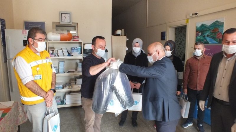 Başkan Korkmaz’dan sağlık çalışanlarına destek ziyareti Büyükorhan Belediye Başkanı Ahmet Korkmaz, İlçe Devlet Hastanesi sağlık personellerini
